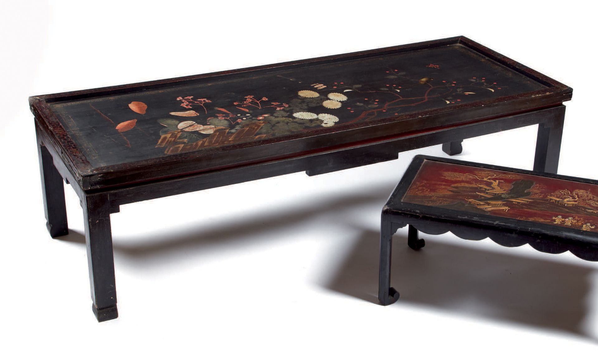 Null 黑漆木制矮桌，有花和水果的装饰，中国，19/20世纪
Table basse en bois laqué noir à décor de fleurs&hellip;
