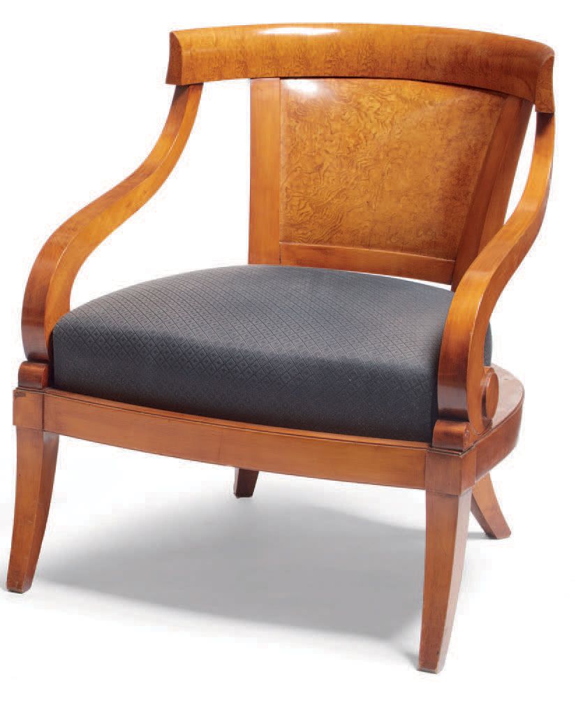 Null 木制和浅色石楠木扶手椅，有环绕式椅背和蓝色天鹅绒座椅，19世纪初的风格
Fauteuil en bois et en bruyère claire, &hellip;