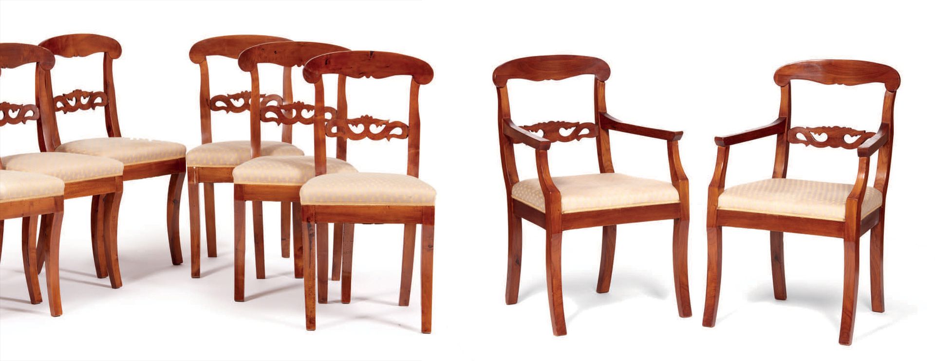 Null 一套六把胡桃木椅子和两把扶手椅，椅背敞开，椅腿略呈马刀状，覆盖着带有黄色菱形图案的浅色织物，19世纪（有些损坏和修复）
Ensemble de six&hellip;