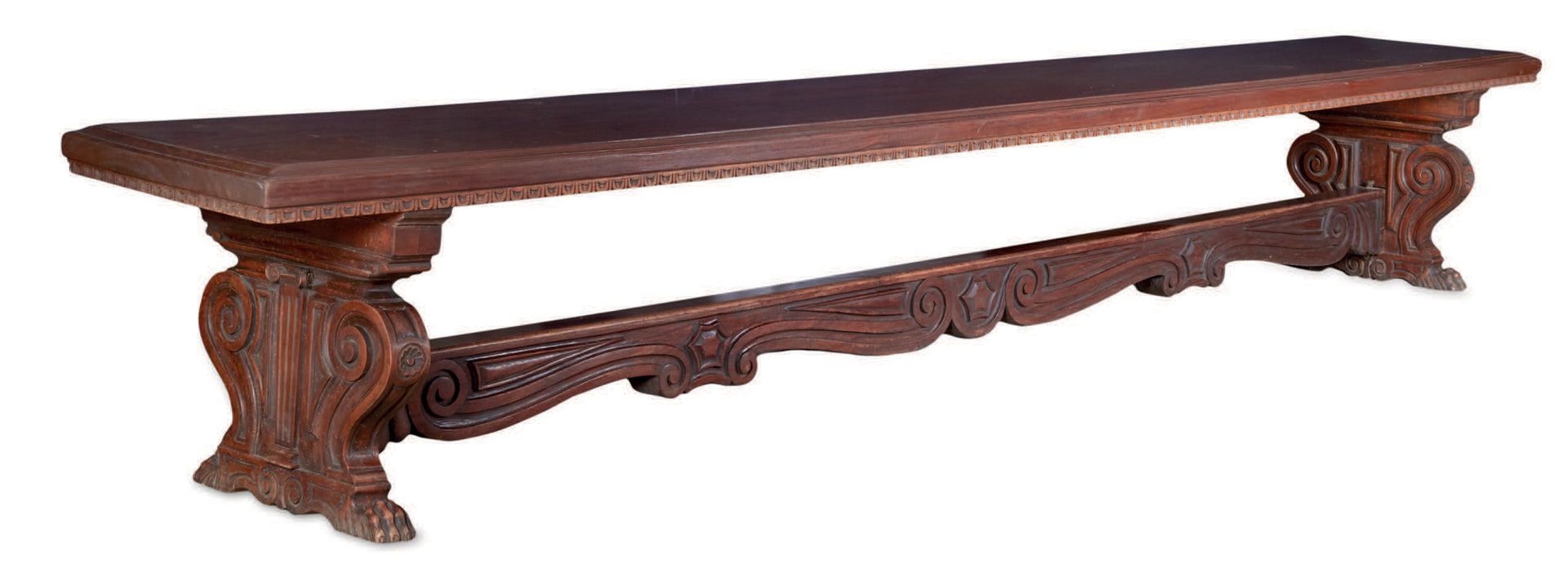 Null 令人印象深刻的胡桃木和可能的红木桌子，顶部由一个单一的木板组成，腿由一个长的横木连接，19世纪（有些损坏，修复）
重要的胡桃木桌子，顶部由一个单一的木&hellip;