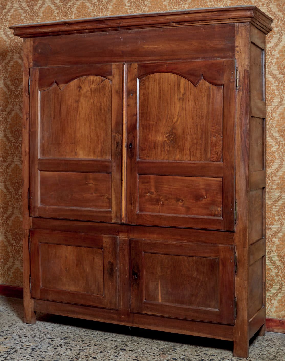 Null 木制衣柜，有四个正面门和一个侧面门（损坏）
Armoire en bois avec quatre volets fronteaux et un la&hellip;