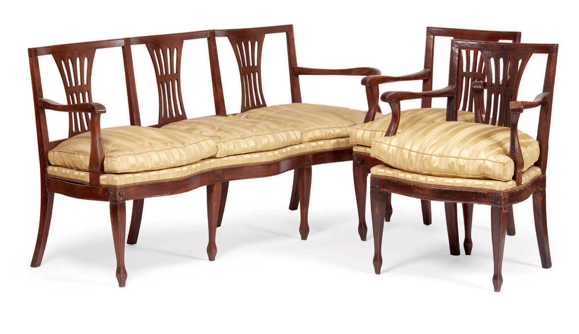 Null 木制休闲家具，敞开式靠背，扶手和腿部略带波浪形，座椅用织物和丝绸坐垫装饰，有浅黄色的条纹图案，由一个三座沙发和两个扶手椅组成，19世纪（缺陷）
Mob&hellip;