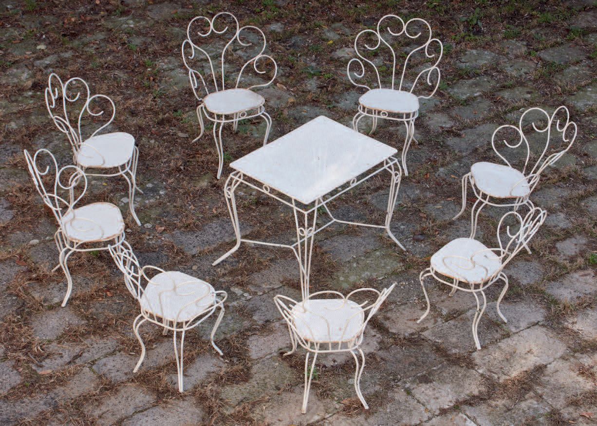 Null 花园家具包括八把椅子和一张白色漆面金属桌，敞开的椅背上装饰着大型卷轴（已磨损）
Mobilier de jardin comprenant huit &hellip;