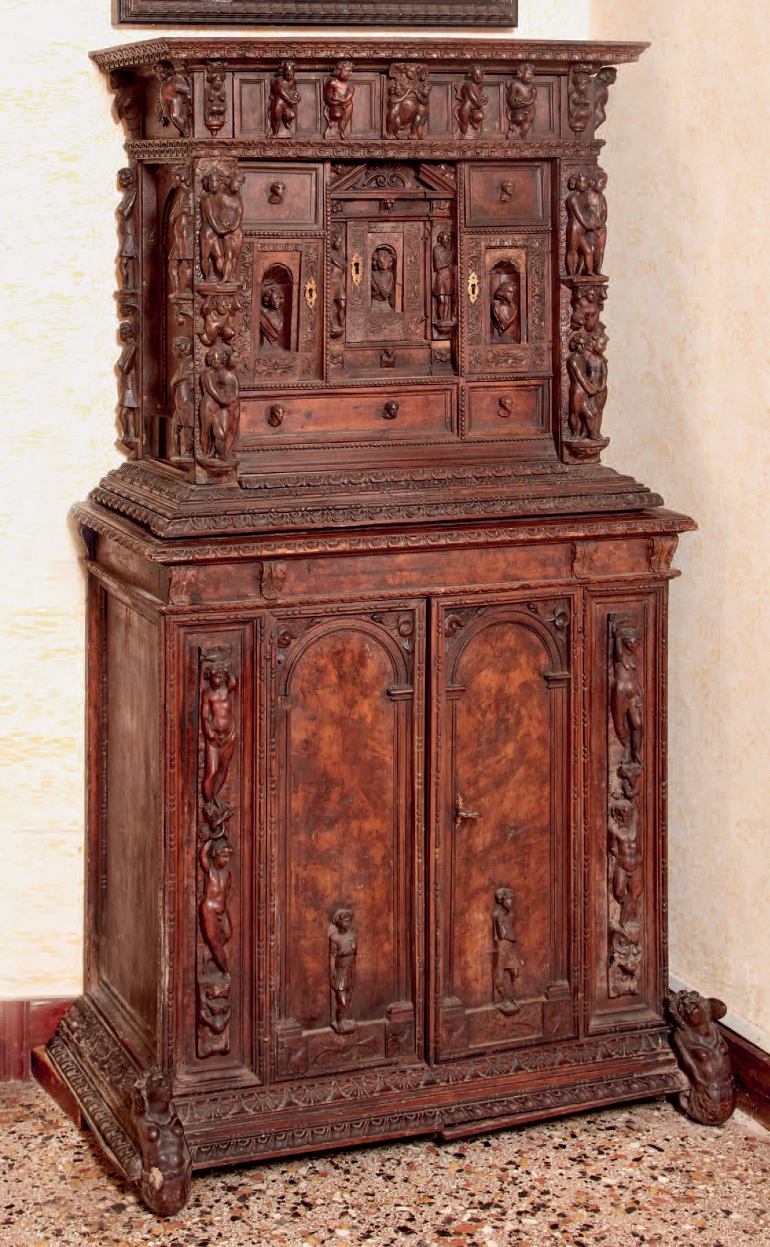 Null Two-body cabinet "a bambocci" in carved walnut and richly carved. Upper bod&hellip;