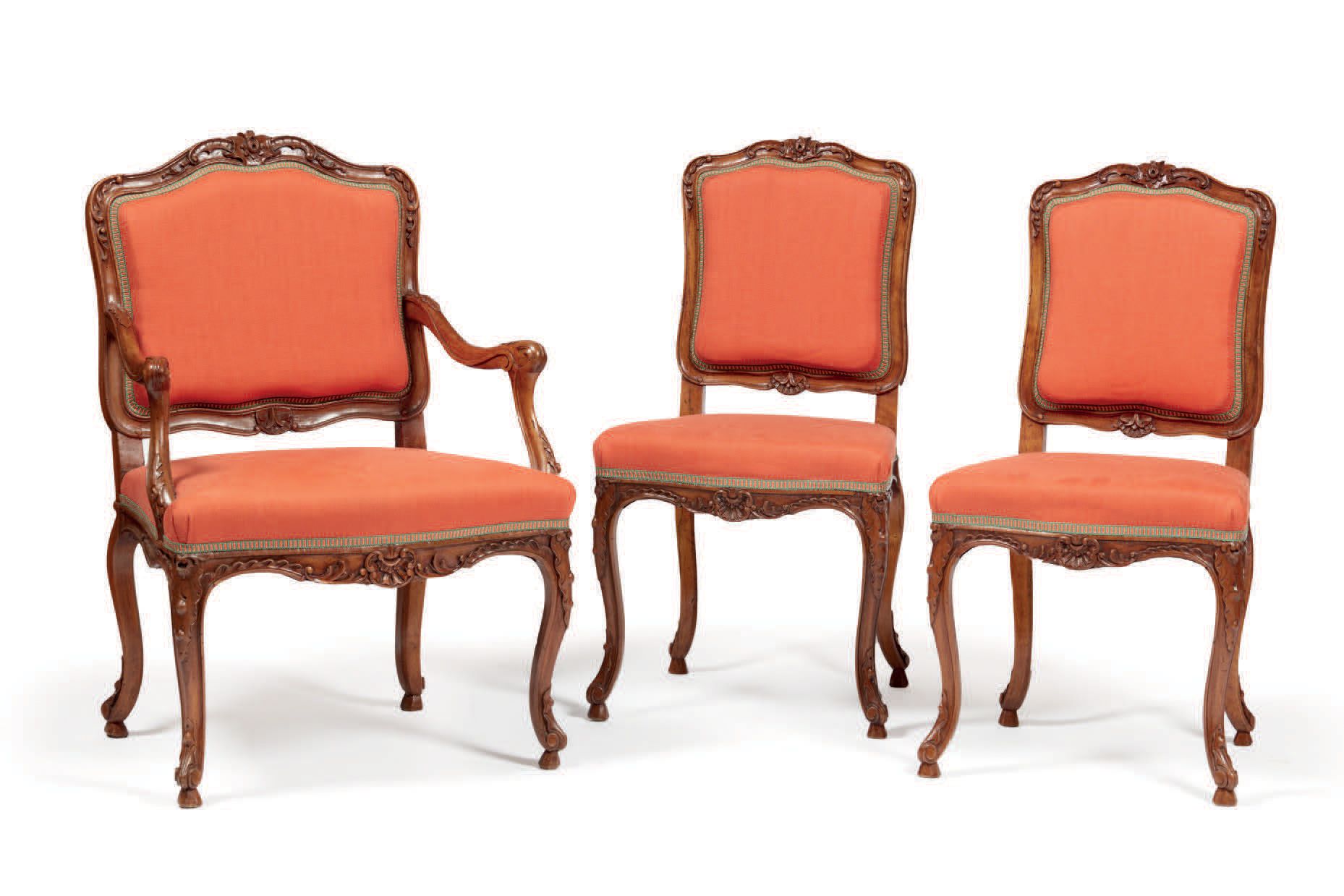 Null 一把扶手椅和两把用红色/橙色织物覆盖的胡桃木雕刻椅子，18世纪（修复）
Un fauteuil et deux chaises en noyer sc&hellip;