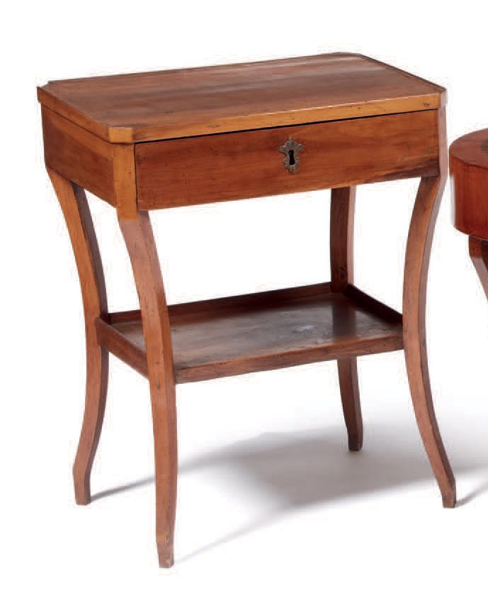 Null 胡桃木咖啡桌，带一个抽屉，长方形的桌面和四条腿被一个较低的顶部连接起来（小的缺失）
Petite table en noyer avec un tir&hellip;