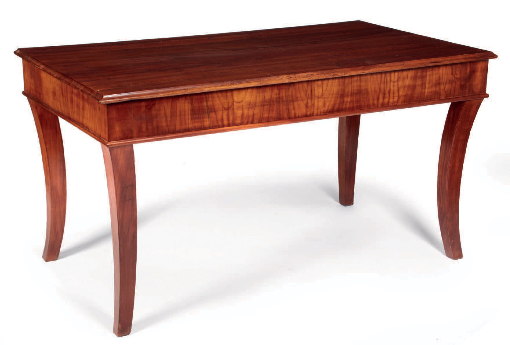 Null Holzplattentisch mit rechteckiger Platte und vier leicht säbelförmigen Bein&hellip;