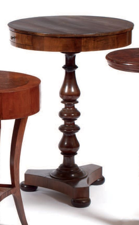 Null Small table in veneered wood, round top, a drawer in the band, a turned leg&hellip;