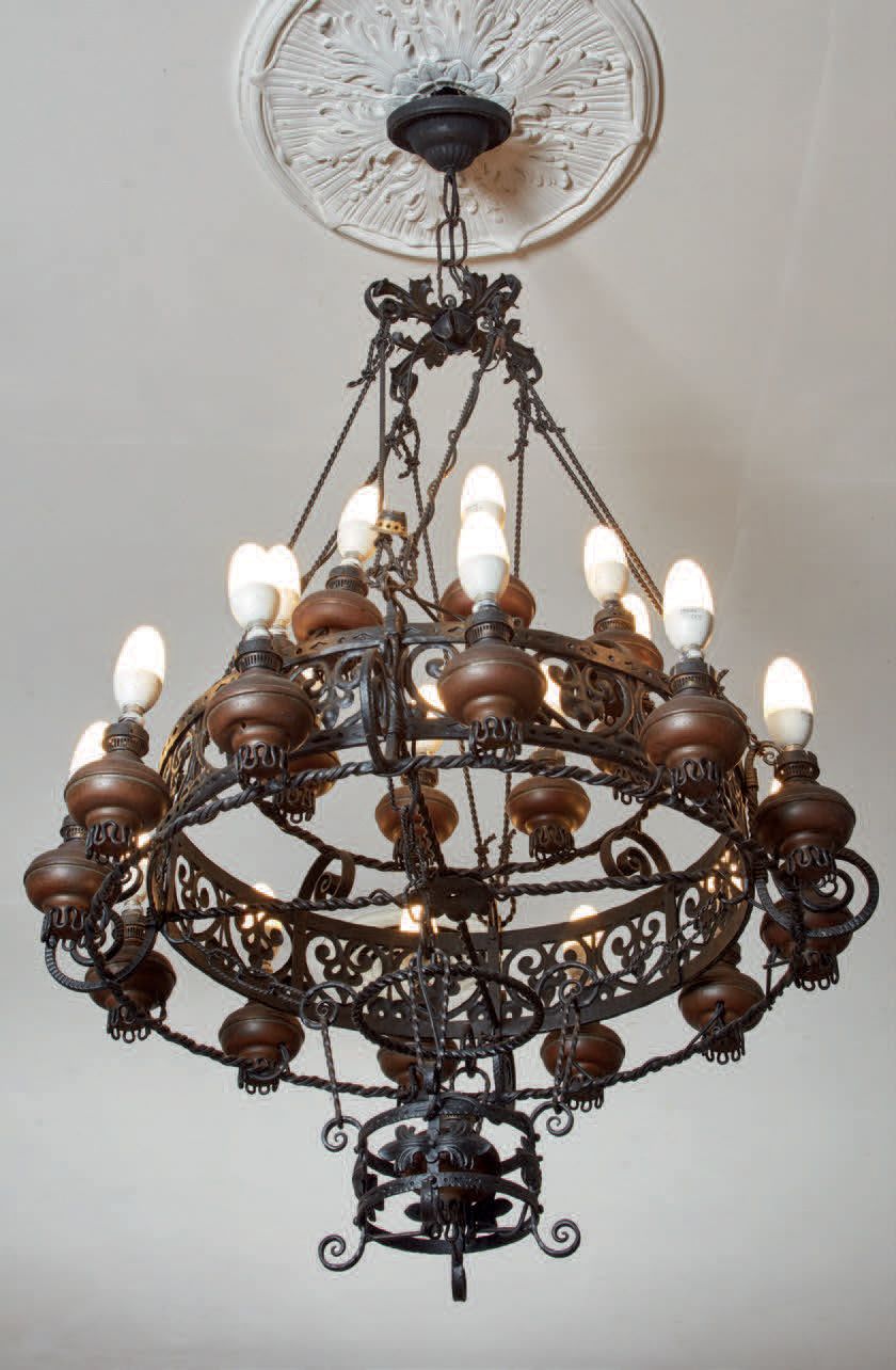 Null Wrought iron chandelier with twenty lights (lacks, wears)
Lustre à vingt lu&hellip;