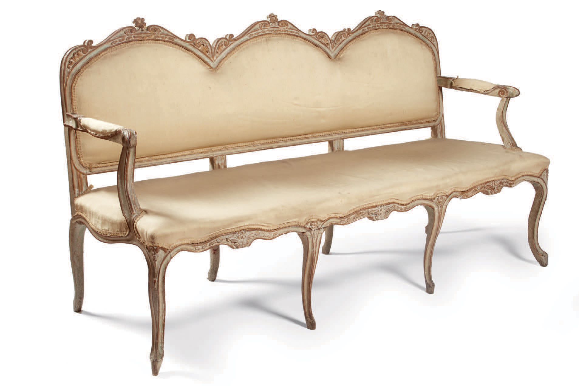 Null 三人座沙发，由雕刻的木头制成，涂有白色和金色的漆，形状的背部装饰有涡旋和玫瑰花纹，波浪形的腿，背部、扶手和座椅都用奶油色的织物装饰。18世纪
Cana&hellip;