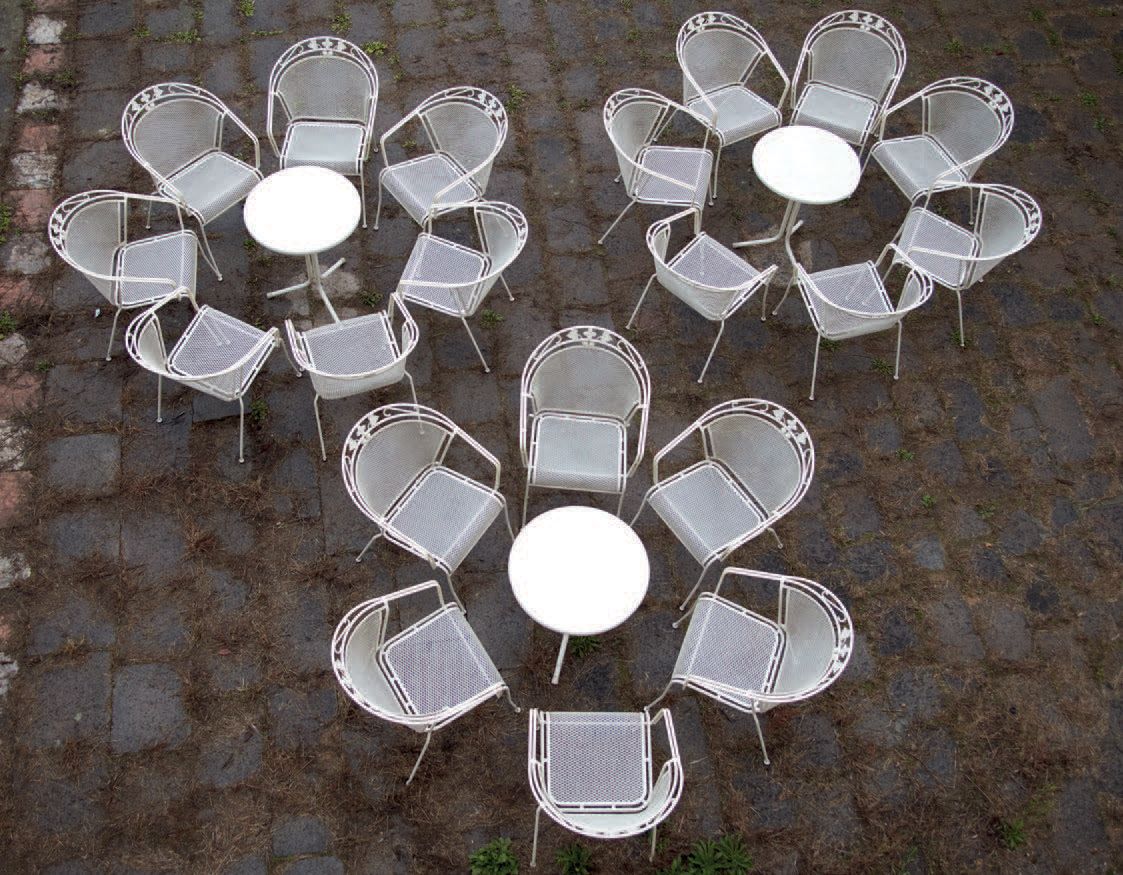 Null 由20把小扶手椅和3张白色漆面金属小圆桌组成的花园家具（磨损、损坏）
由20把椅子和3张白色漆面金属小圆桌组成的花园家具（磨损、损坏）。