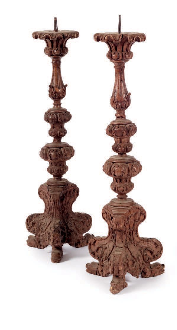 Null Paire de flambeaux tripodes en bois sculpté avec traces de laque noisette, &hellip;