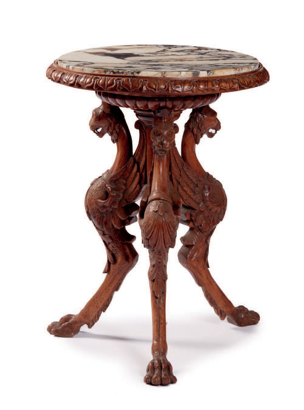 Null 三角形圆桌，大理石桌面，木质雕花桌腿，以狮鹫的形式装饰，狮鹫的翅膀连接到中央的支撑物上（破碎的大理石，修复）
Petite table ronde t&hellip;