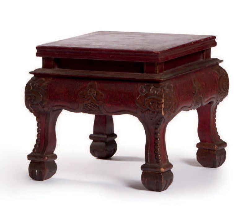 Null Niedriger Tisch aus dunkelrot lackiertem Holz, quadratische Platte und vier&hellip;