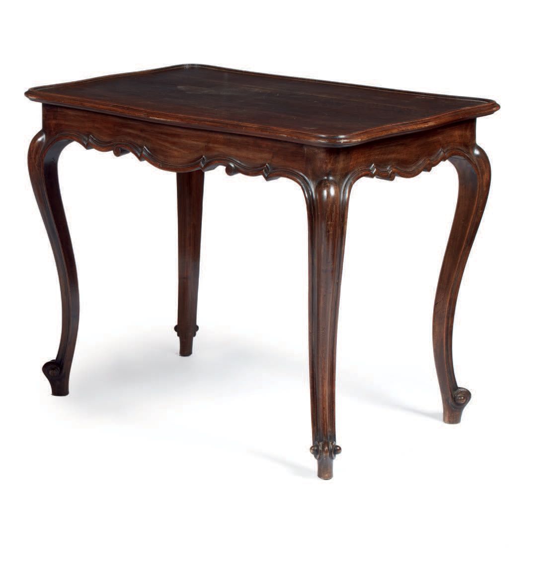 Null 胡桃木桌，长方形桌面和略带波浪形的腿，19世纪（磨损）
Table en noyer, plateau rectangulaire et pieds &hellip;