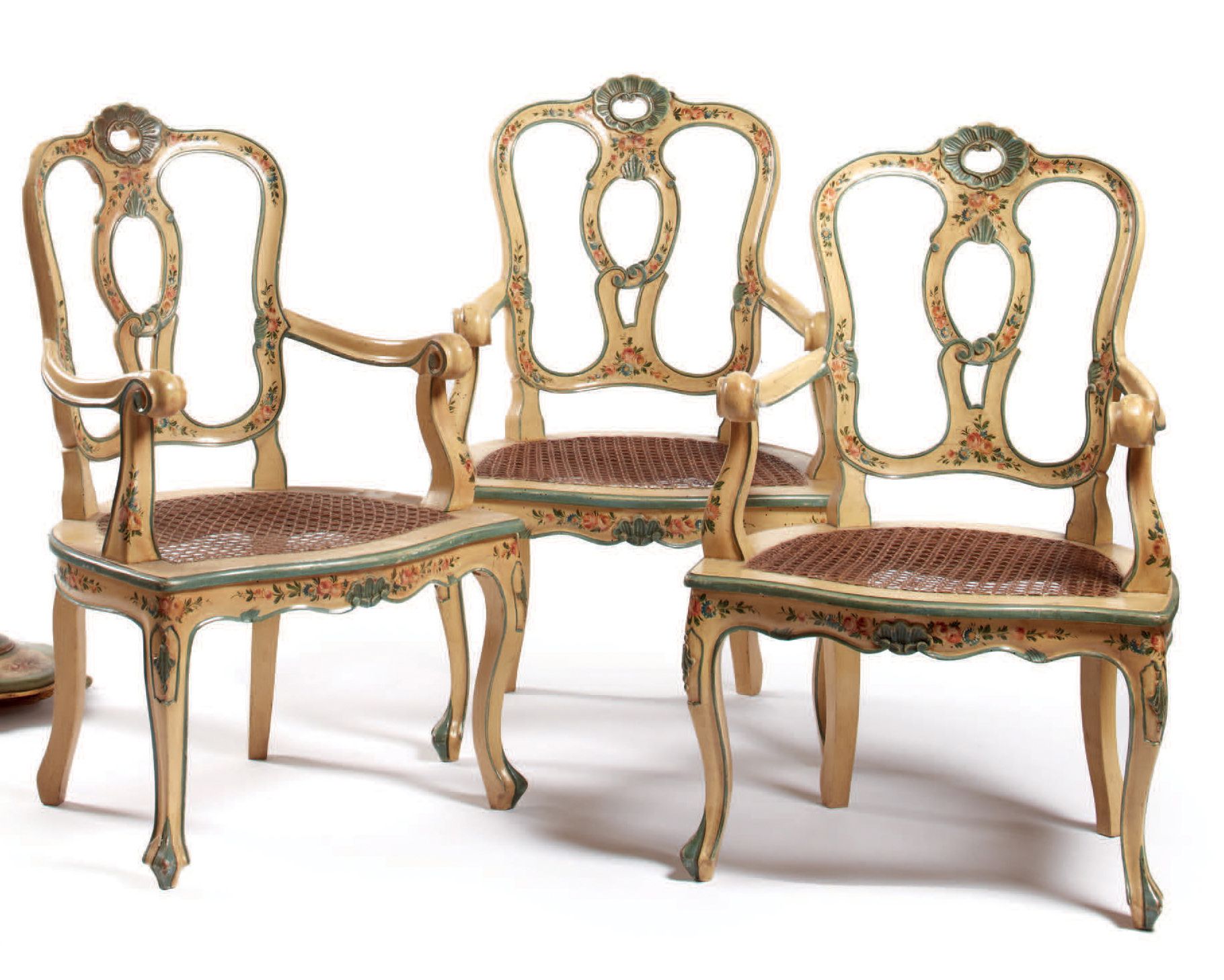 Null 
Quatre fauteuils/四把扶手椅，木雕，奶油色和蓝色漆面，带多色花纹装饰，开放式靠背，波浪形的扶手和腿，环形座椅，18世纪威尼斯风格

&hellip;