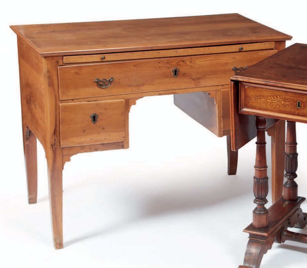 Null 实心胡桃木书桌，正面有三个抽屉和一个小抽屉，维琴察，18世纪末（修复，后来的青铜器）
Bureau en noyer, trois tiroirs e&hellip;