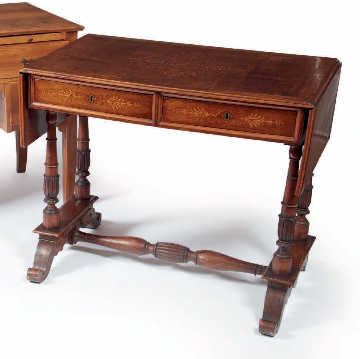Null 镶嵌木桌，正面有两个抽屉，两个折叠侧翼，四条腿由横杆连接，意大利，约1830-1840年（磨损）
Table en bois marqueté, de&hellip;