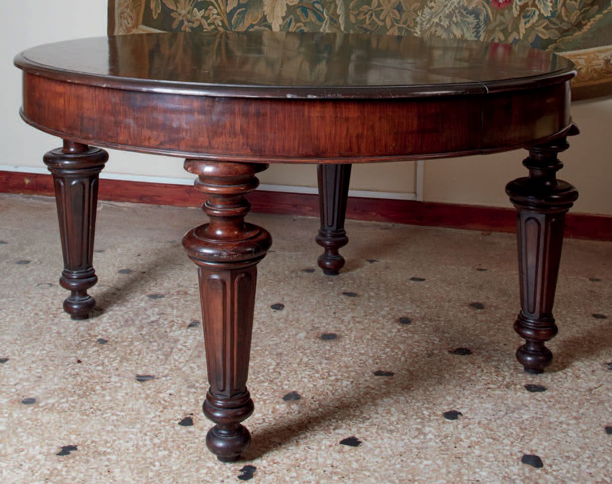 Null 
深色胡桃木可延伸的圆桌，有四个截短的圆锥形桌腿（延伸部分缺失，有缺陷）。

19世纪


火山石桌，有四个脚趾（没有脚趾，有事故）。

十九世纪

&hellip;