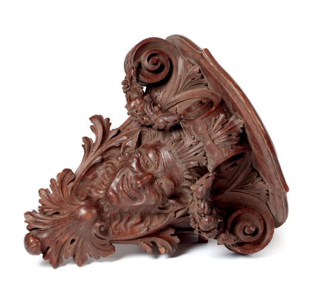 Null 胡桃木雕刻的控制台，表现了一个萨提尔的脸，包围在丰富的植物装饰和爱奥尼亚涡流中，贝卢诺，可归于瓦伦蒂诺-贝萨勒（1829-1902）。19世纪下半叶
&hellip;