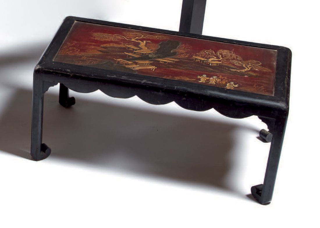 Null 黑漆木制矮桌，装饰有风景，中国，19/20世纪
Table basse en bois laqué noir à décor d'un paysage&hellip;