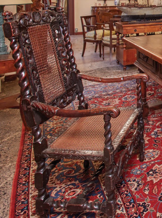 Null 雕刻的木质扶手椅，敞开的椅背上装饰着侧面扭曲的柱子，鞣制的座椅和转动的腿由横木连接，18世纪（修复）
Fauteuil en bois sculpté&hellip;