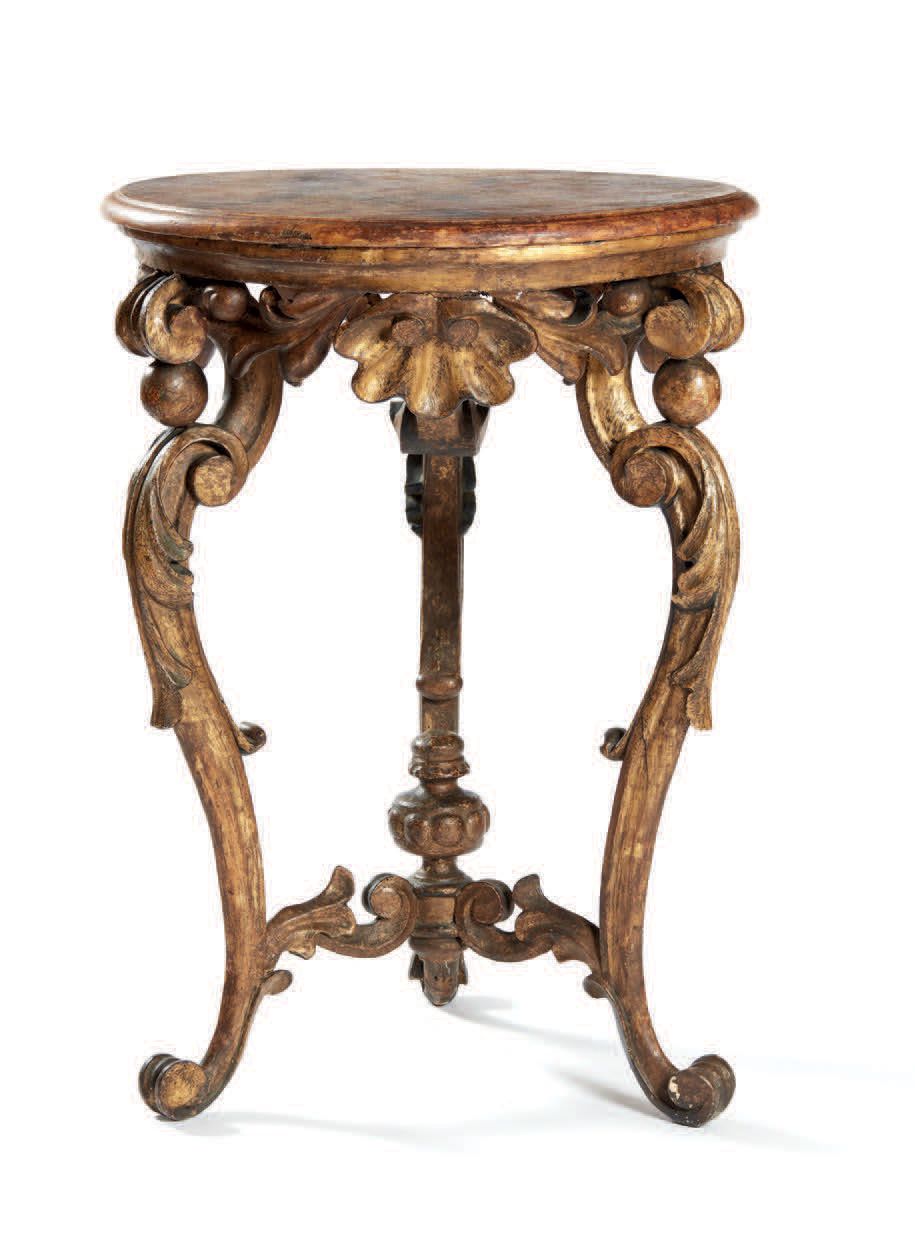 Null Table ronde tripode en bois sculpté et doré, le plateau laqué décoré d'imit&hellip;