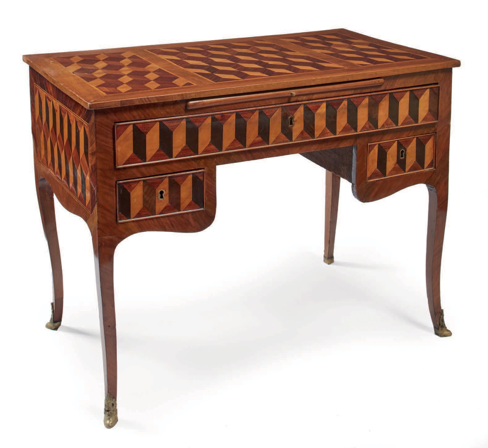 Null 镶嵌胡桃木，浅色和染色的木质书桌，略微摇晃的腿，三个抽屉和一个滑动的顶部，镶嵌着立方体的装饰，脚上装饰着鎏金的青铜贴花，意大利，18世纪末
两把钥匙（&hellip;