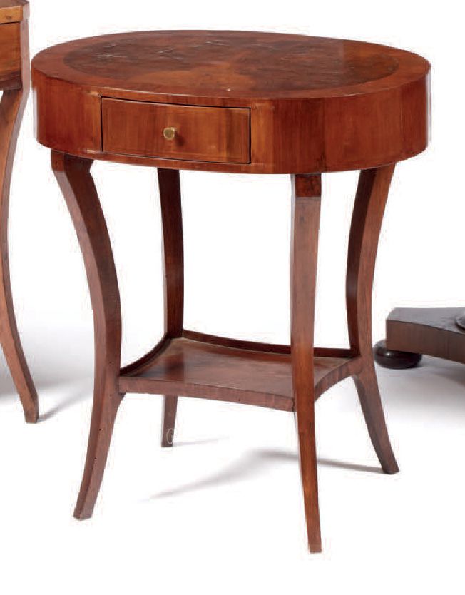 Null 板木小椭圆桌，有一个抽屉和四个马刀腿，由一个较低的平台连接，19世纪初的风格
Table basse ovale en bois lambrissé,&hellip;