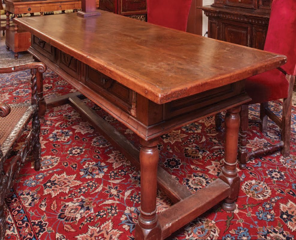 Null 胡桃木，橡木和樱桃木的桌子，雕刻和装饰的带子，前面有三个抽屉，长方形的桌面，四个转动的腿由两个侧边和一个中央的横木连接，17世纪（缺陷）
Table &hellip;