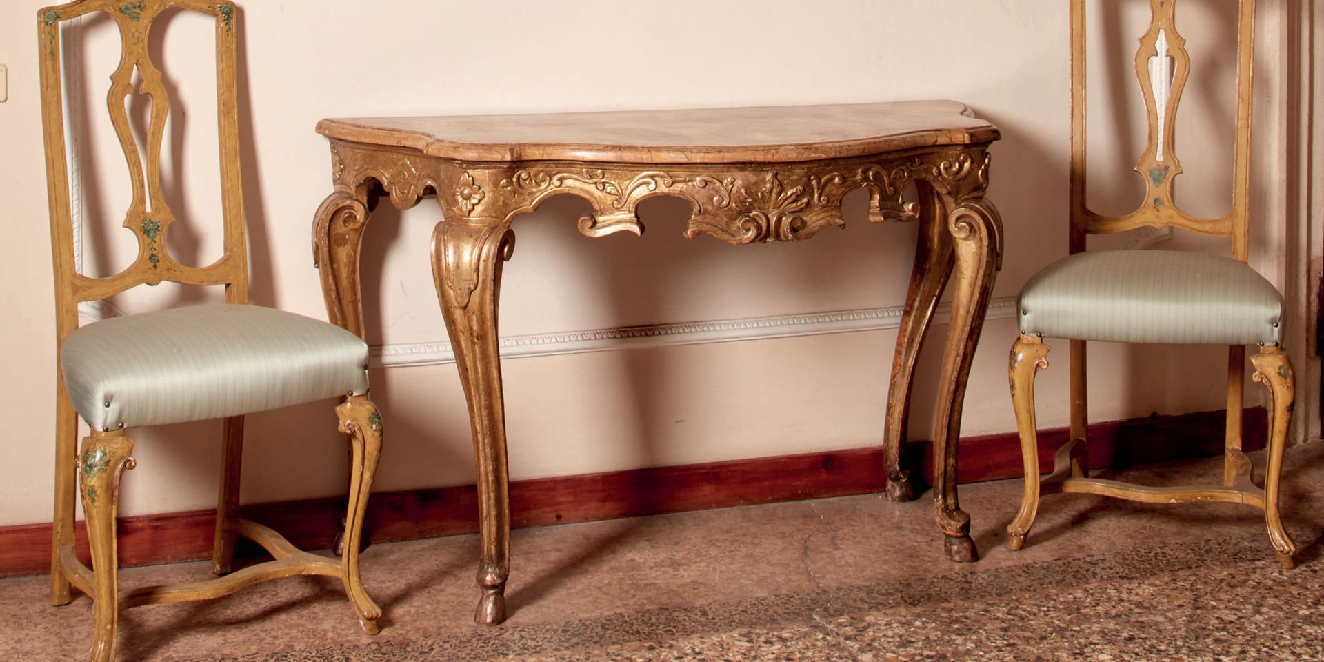 Null Sculpted and gilded wood console, with shaped band, wavy front and sides, l&hellip;