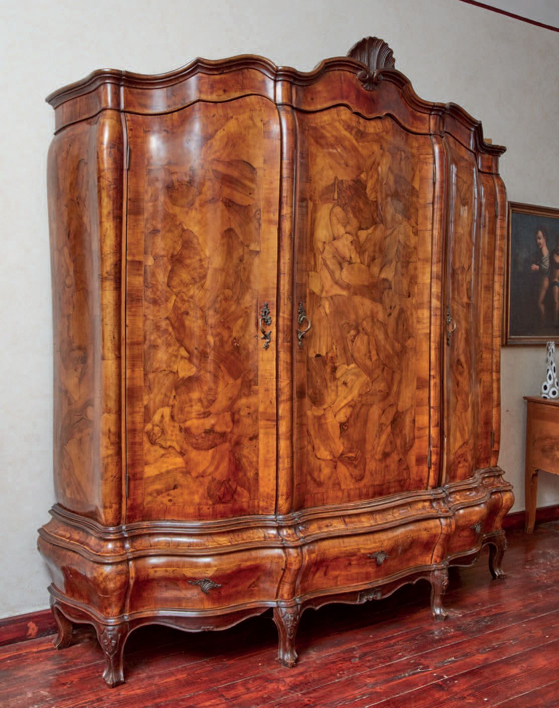 Null 木制和红木卧室家具，18世纪威尼斯风格（磨损），意大利，大约在20世纪中期，包括：一个有三个门和三个抽屉的衣柜，正面和侧面非常波浪形：高_226厘米W&hellip;