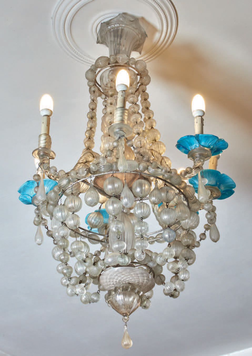 Murano, primi decenni del XX secolo 
一对吊灯，每盏有7个灯，无色和蓝色玻璃（电线没有盖上）；其中一盏：两个水龙头丢失，另一&hellip;