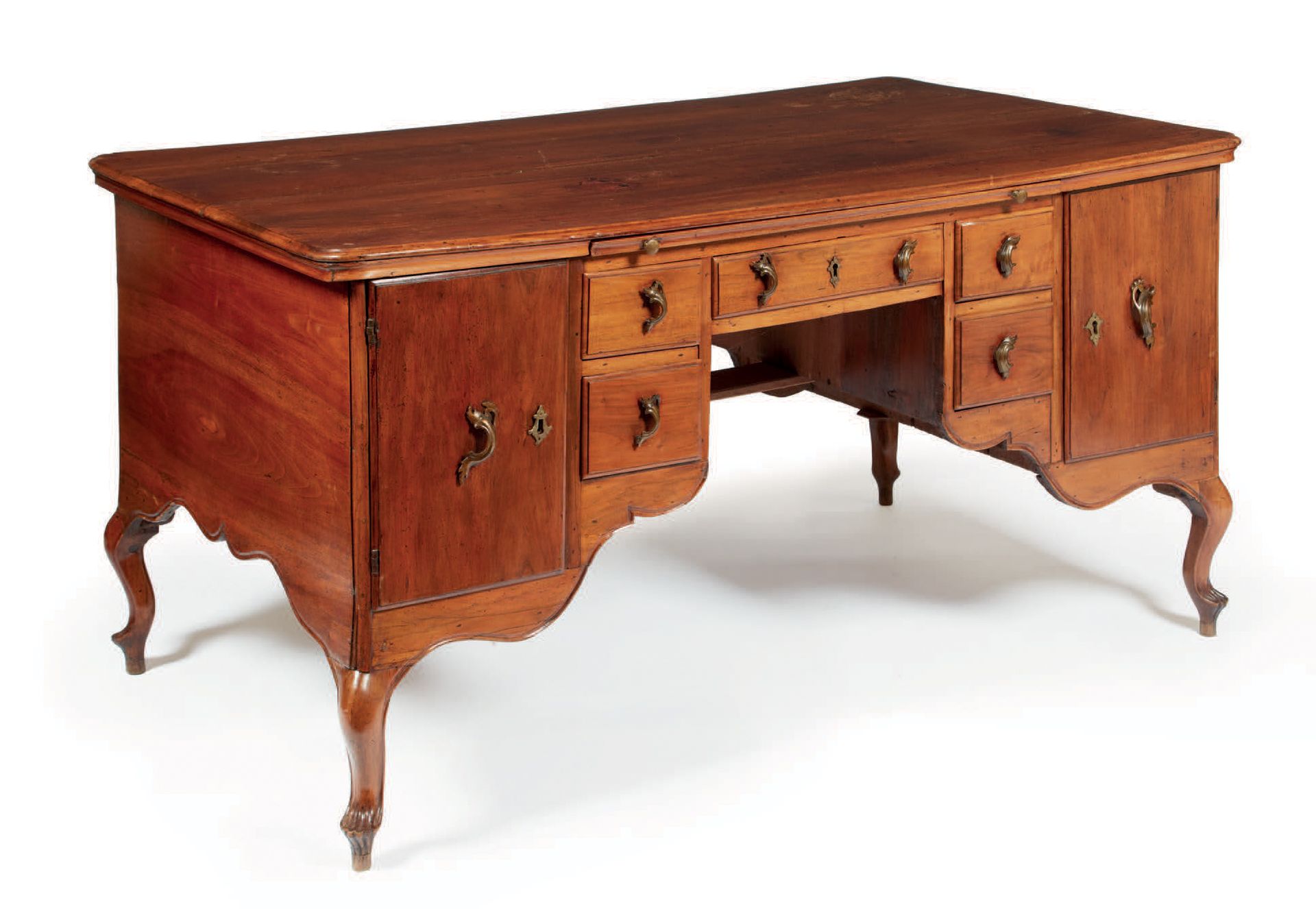 Null 胡桃木中央书桌，下部有轮廓，有多个门和抽屉，镀金青铜把手，长方形的桌面，略带圆角，18世纪（抬腿）
Bureau en noyer,下部有轮廓，多个门&hellip;