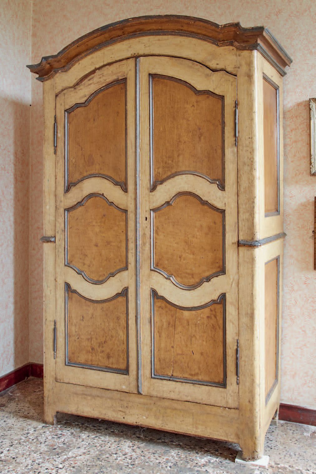Null Weiß und goldgelb lackierter Holzschrank mit zwei Vordertüren, die in einem&hellip;
