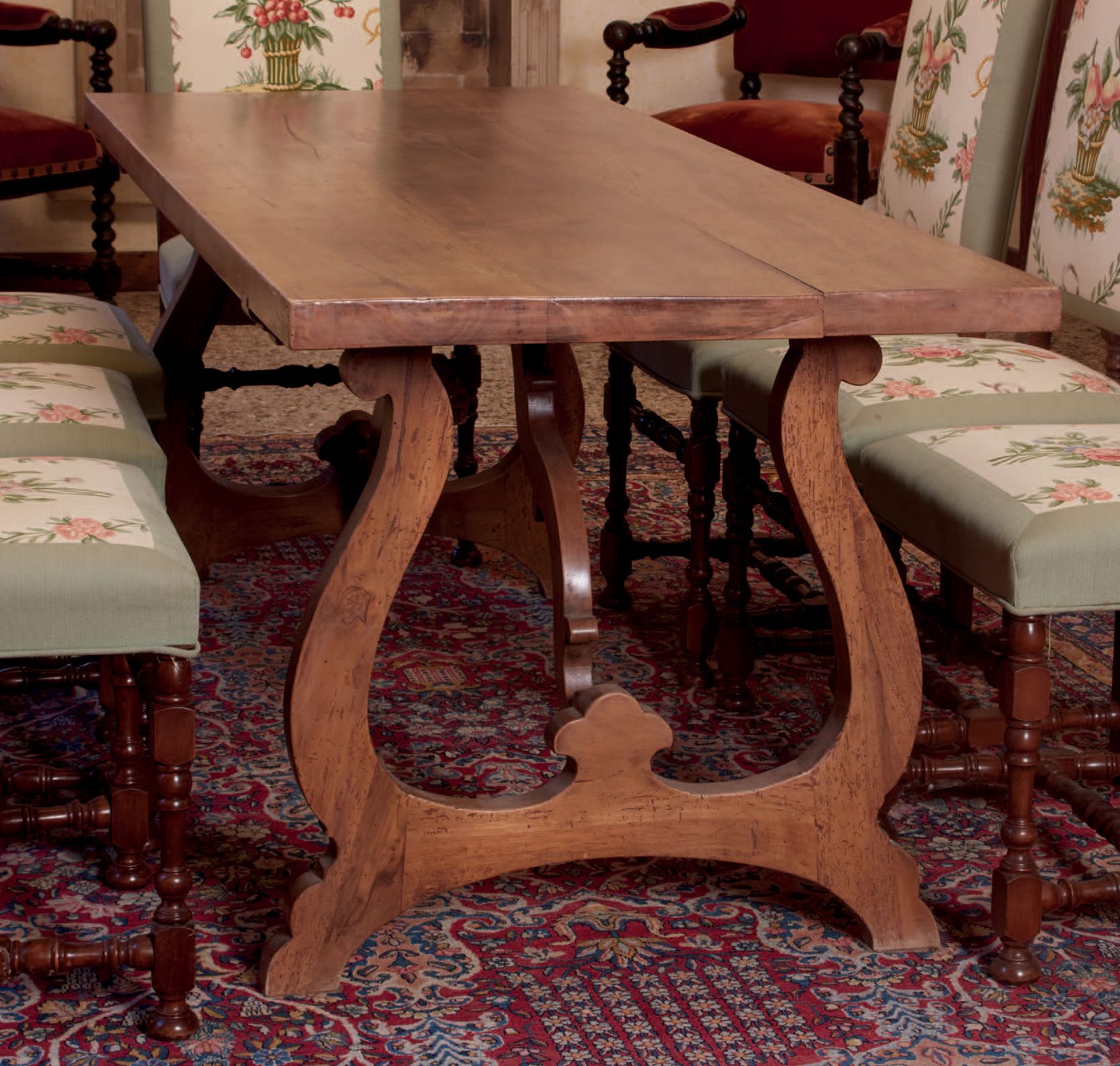 Null Gran mesa "fratino" de madera clara, patas en forma de lira unidas por trav&hellip;