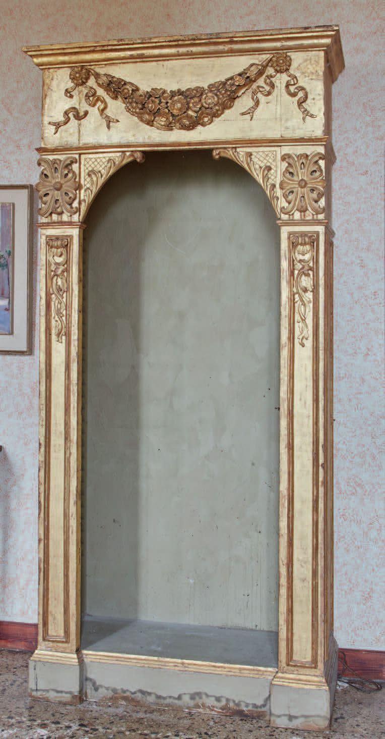 Null 大型镀金木制书架，有雕刻和镀金装饰，可转换为书柜，19世纪（修复，缺陷）
Grand tabernacle en bois doré à décor &hellip;