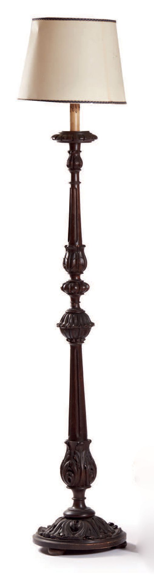 Null 一盏雕刻的木制落地灯，圆形底座，三只脚（缺失）
Lampadaire en bois sculpté, base ronde sur trois pi&hellip;