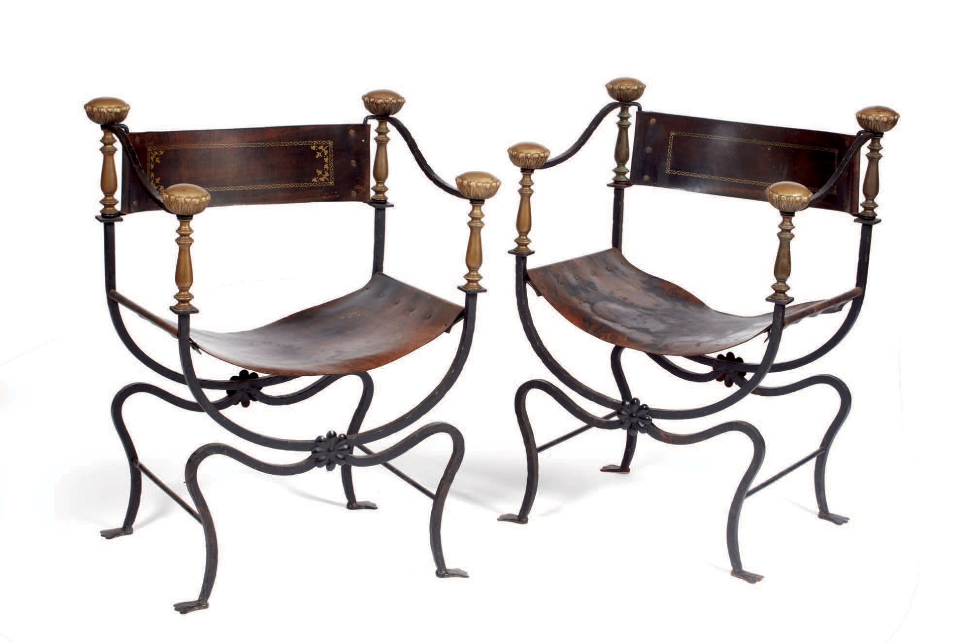 Null Paar Curuli oder Faldistori Stühle aus Eisen, Messing und Leder, Anfang 20.&hellip;