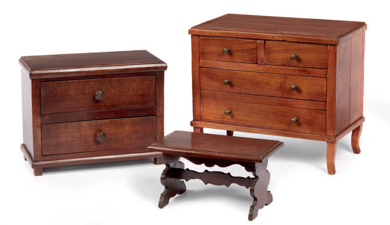 Null Vier antike Modelle von Miniaturmöbeln: zwei Kommoden, ein "Fratino"-Tisch &hellip;