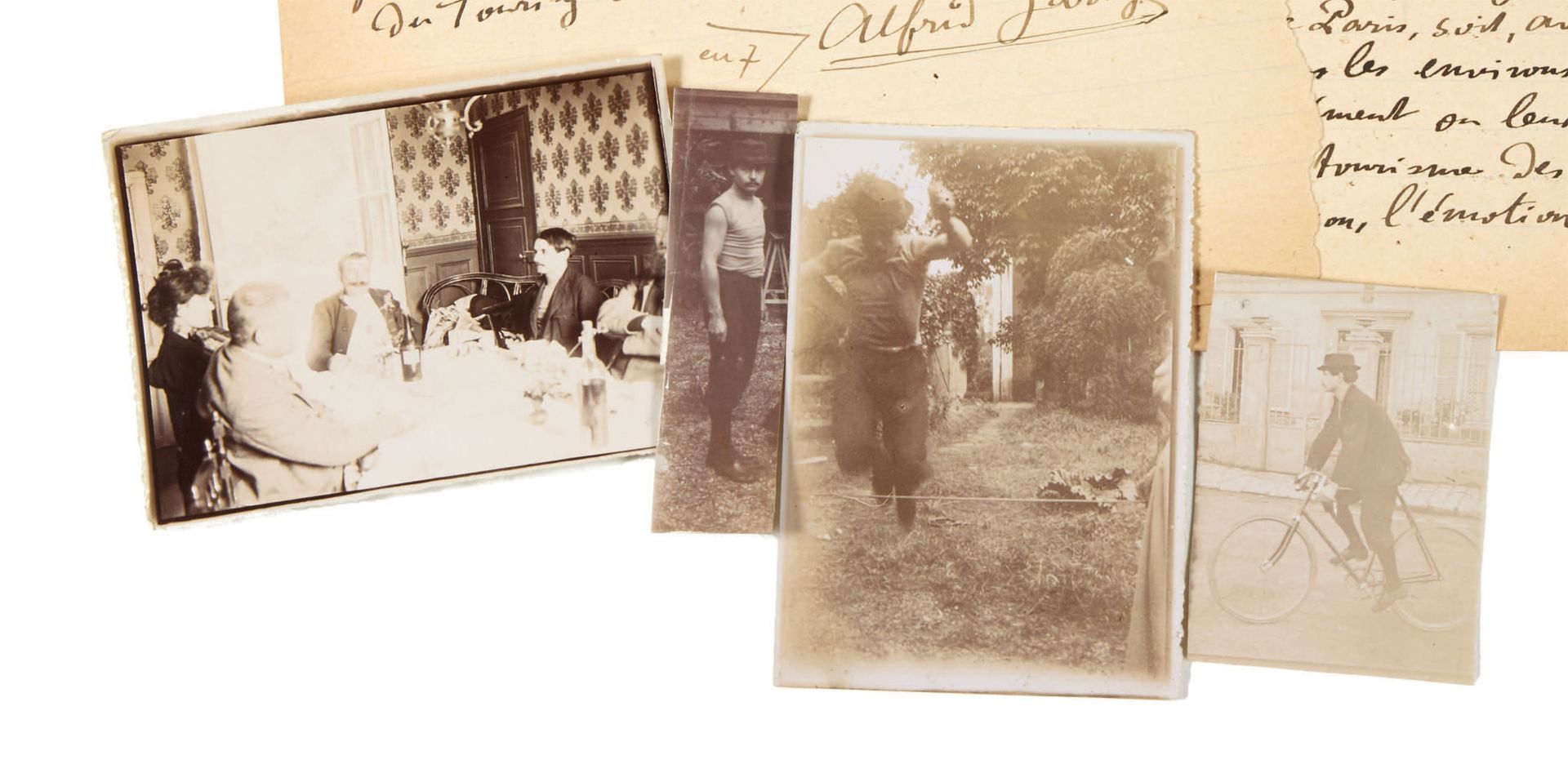 [Alfred JARRY.] 一组在第一届法会上拍摄的四张原始照片。无地点或日期[科贝尔，1898年夏天]。
美丽的原始照片集，展示了阿尔弗雷德-雅里在Pha&hellip;