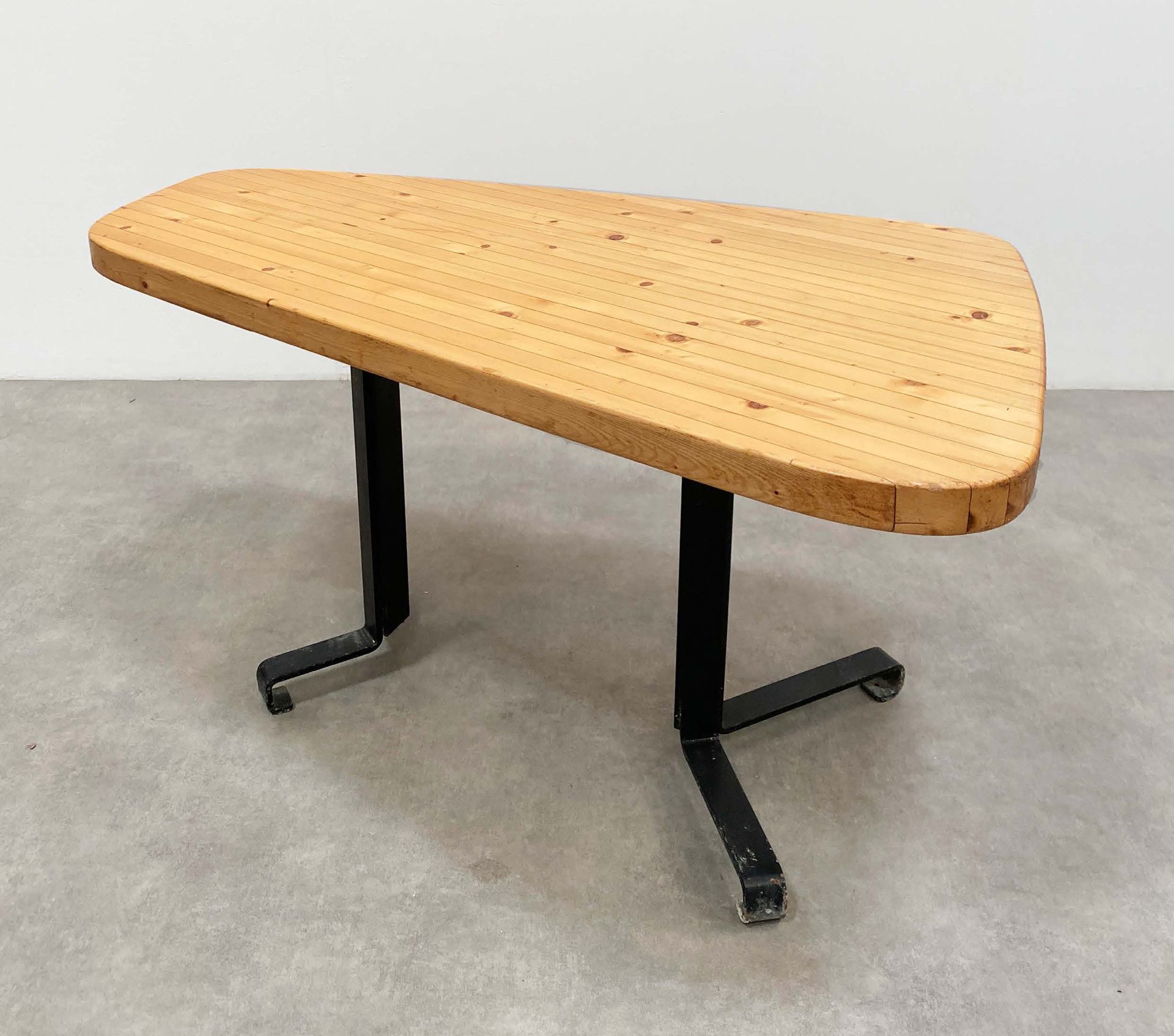 Charlotte PERRIAND (1903-1999) Table de forme libre dite «Les Arcs».
Pin et méta&hellip;