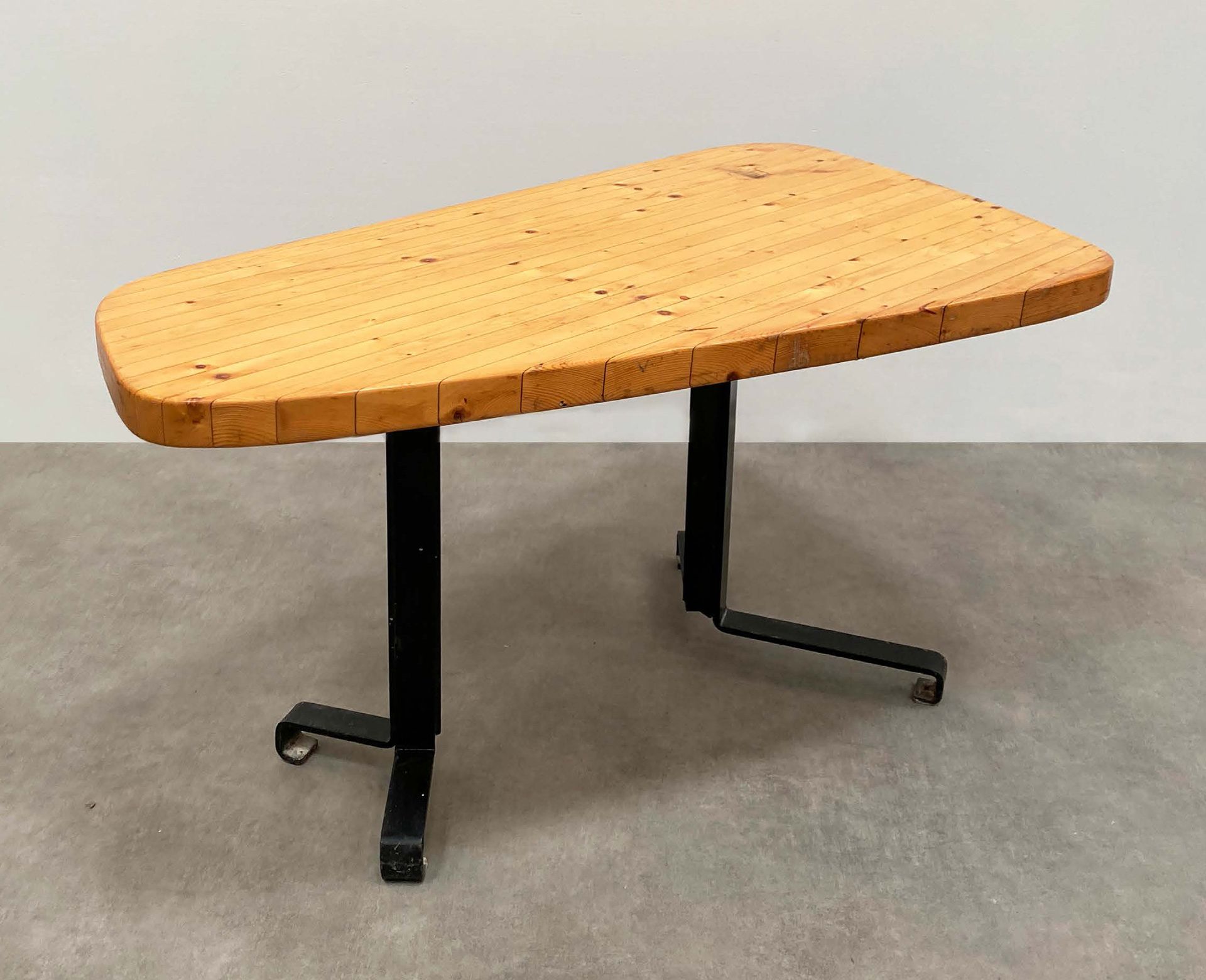 Charlotte PERRIAND (1903-1999) Table de forme libre «Les Arcs».
Pin et métal laq&hellip;