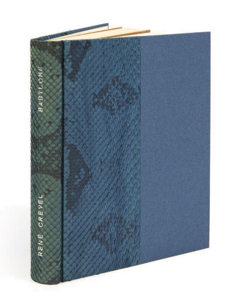 René CREVEL. 巴比伦。巴黎，Simone Kra，1927年。
In-12，蓝色半蛇皮，à la Bradel，光滑的书脊，未经修剪，封面和书脊保存&hellip;