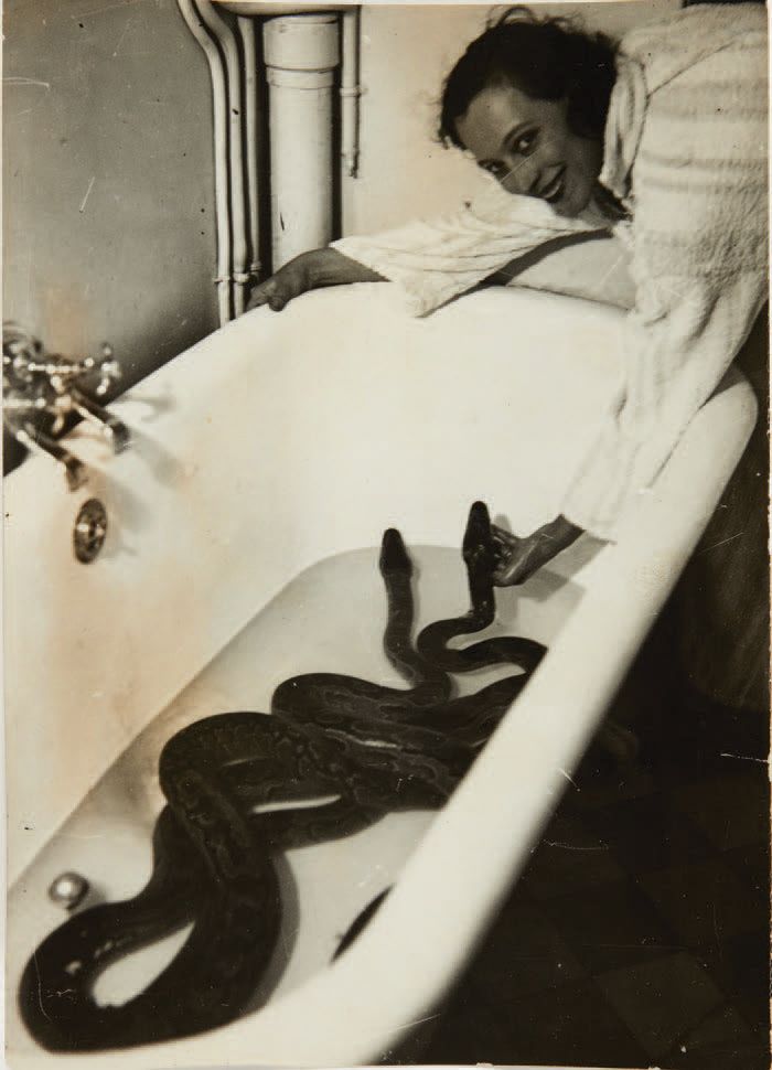 [IMAGE SURREALISTE]. Femme aux serpents [Mlle Dorita ?]. Sans lieu ni date [vers&hellip;