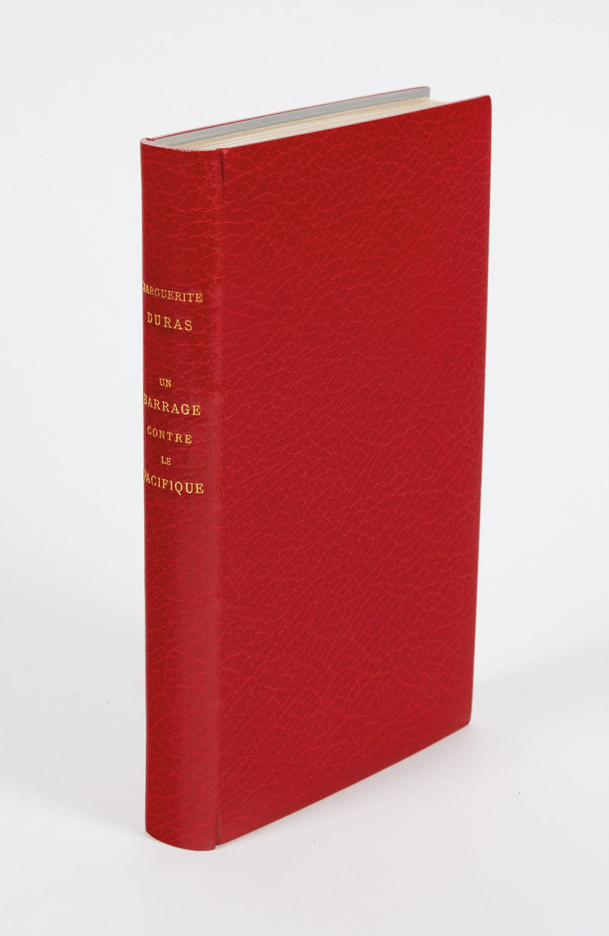 DURAS, Marguerite. 对太平洋的拦截。巴黎，Gallimard，1950年；12开本，红色詹森主义摩洛哥，长书脊，证人镀金边缘，封面和书脊保留，&hellip;