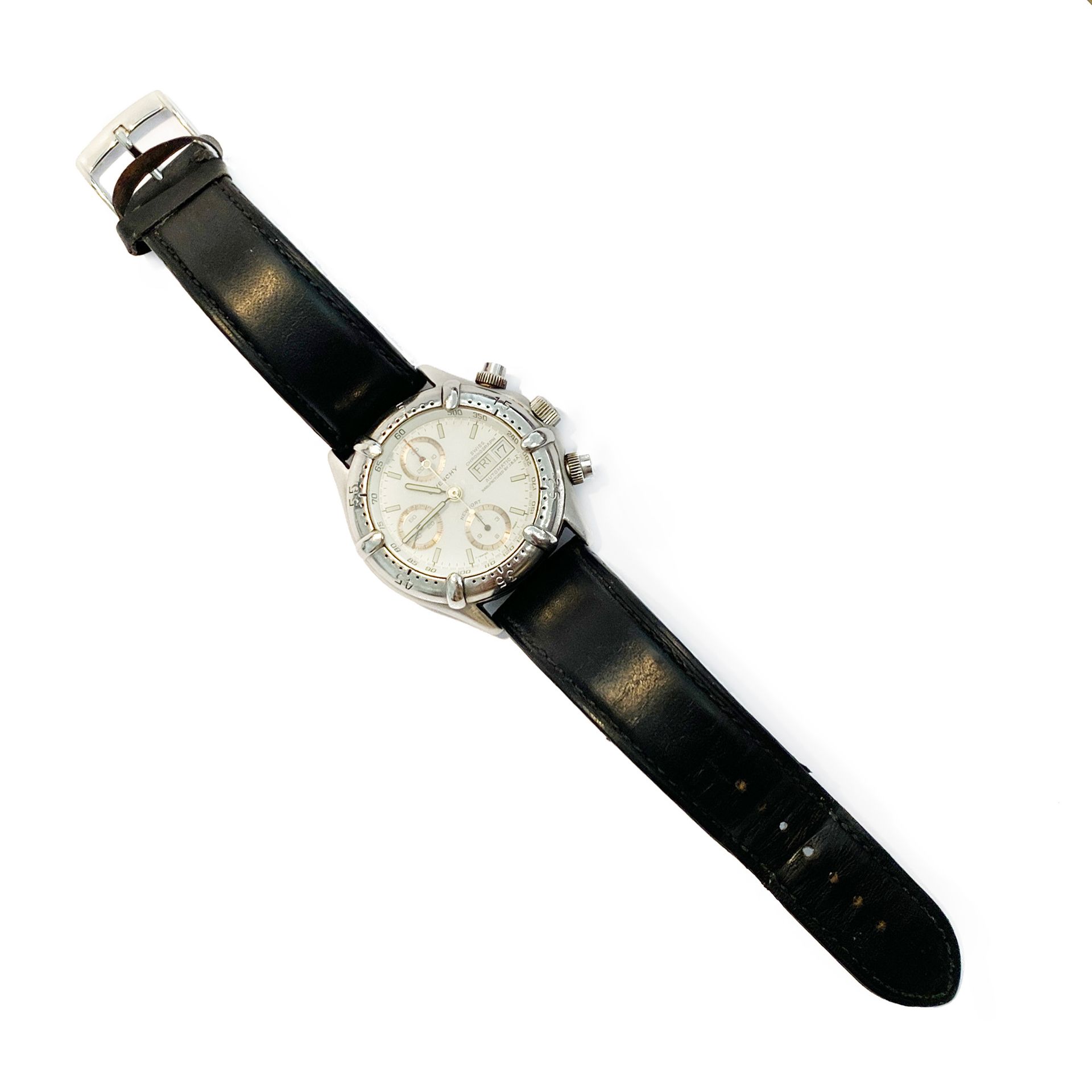 Givenchy, montre d'homme modèle Newport Chronograph 
Bracelet en cuir dans son é&hellip;
