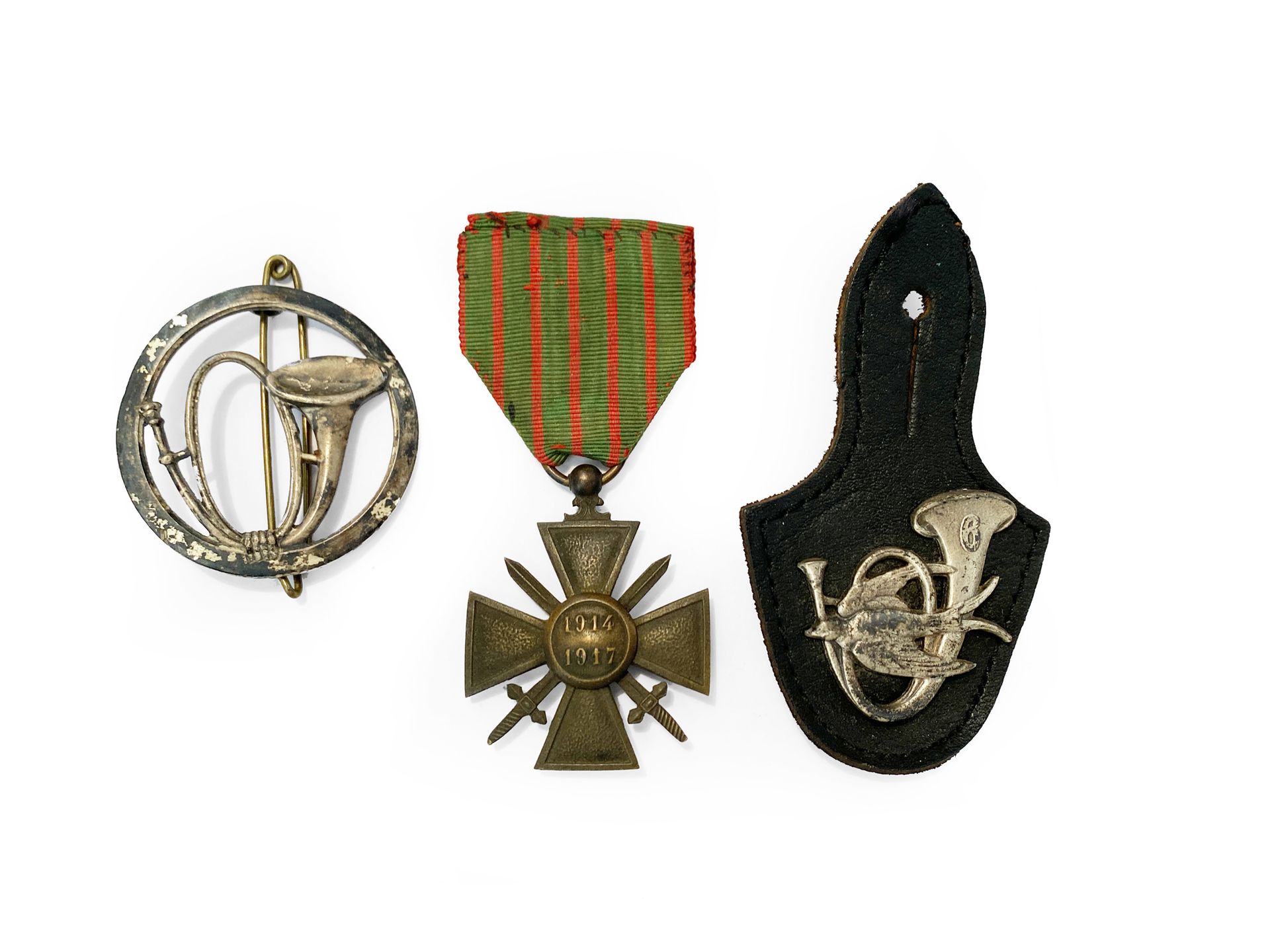 Lot de médailles comprenant : - une croix de guerre 14-18 - un insigne de chasse&hellip;