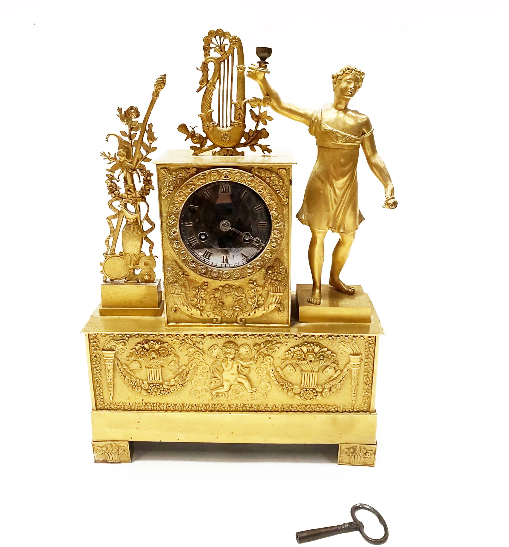 Null 
Pendule "Homme ailé à la lyre" en bronze doré et ciselé au décor de cornes&hellip;