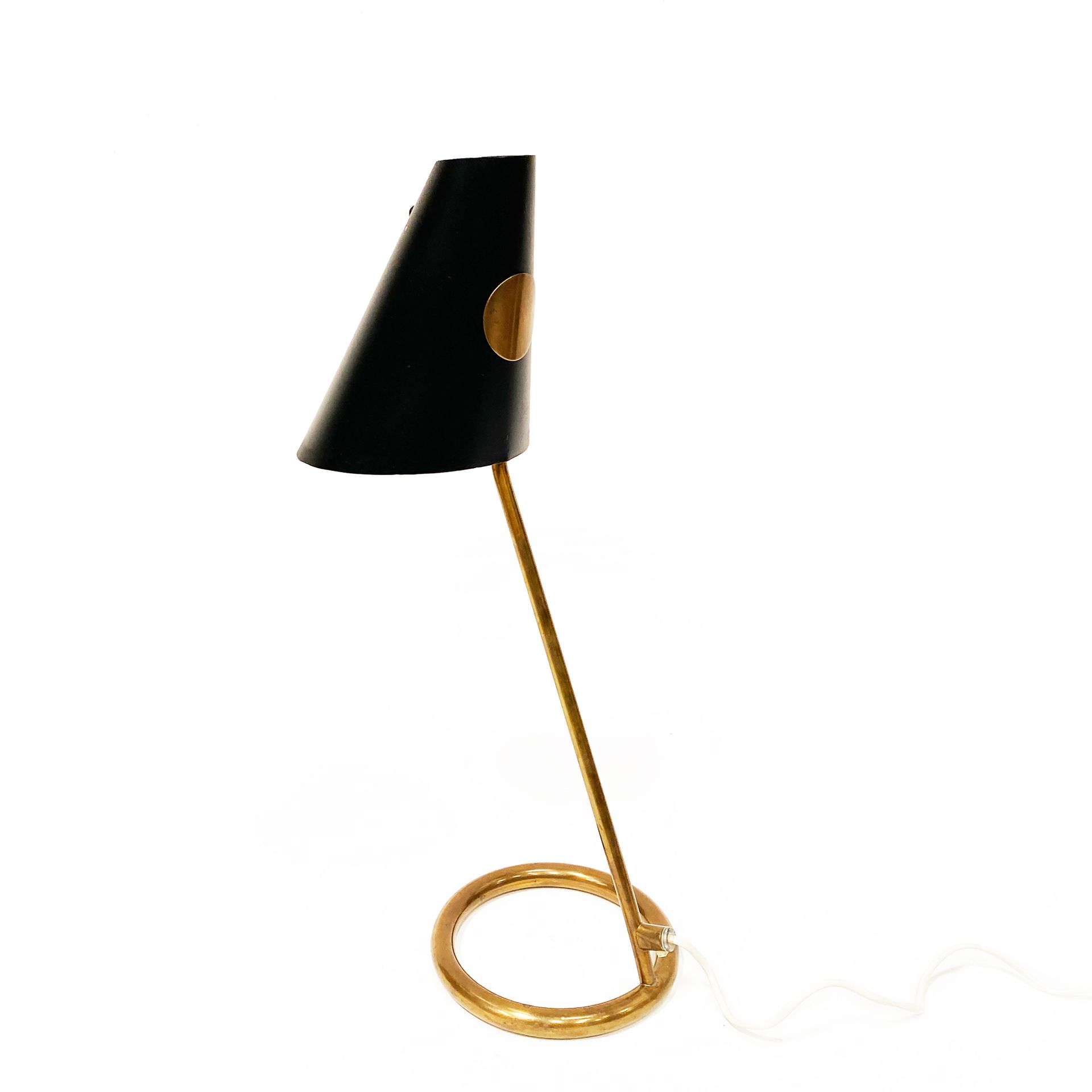 HANS AGNE JAKOBSSON Lampe de table modèle "B90" Laiton et métal laqué noir Estam&hellip;